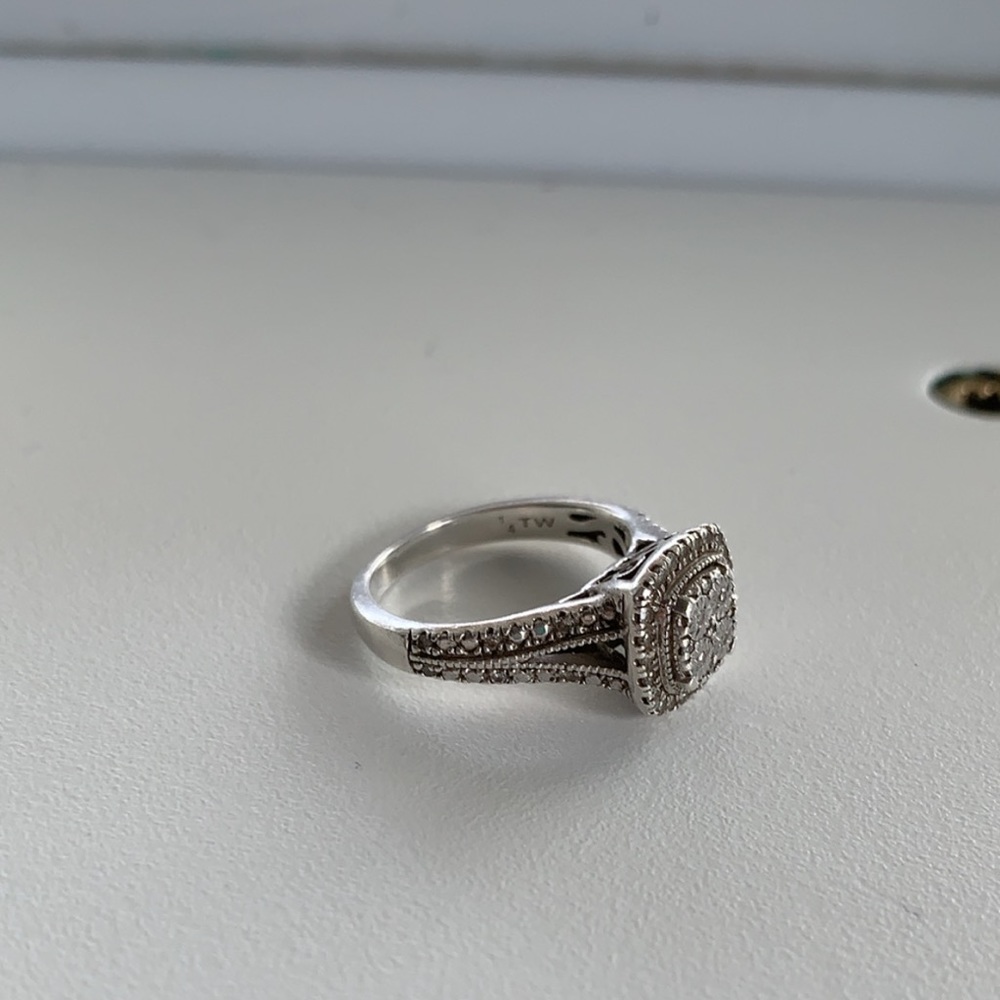 WOMENS ENGAGEMENT RING!! - Picture 4 of 4